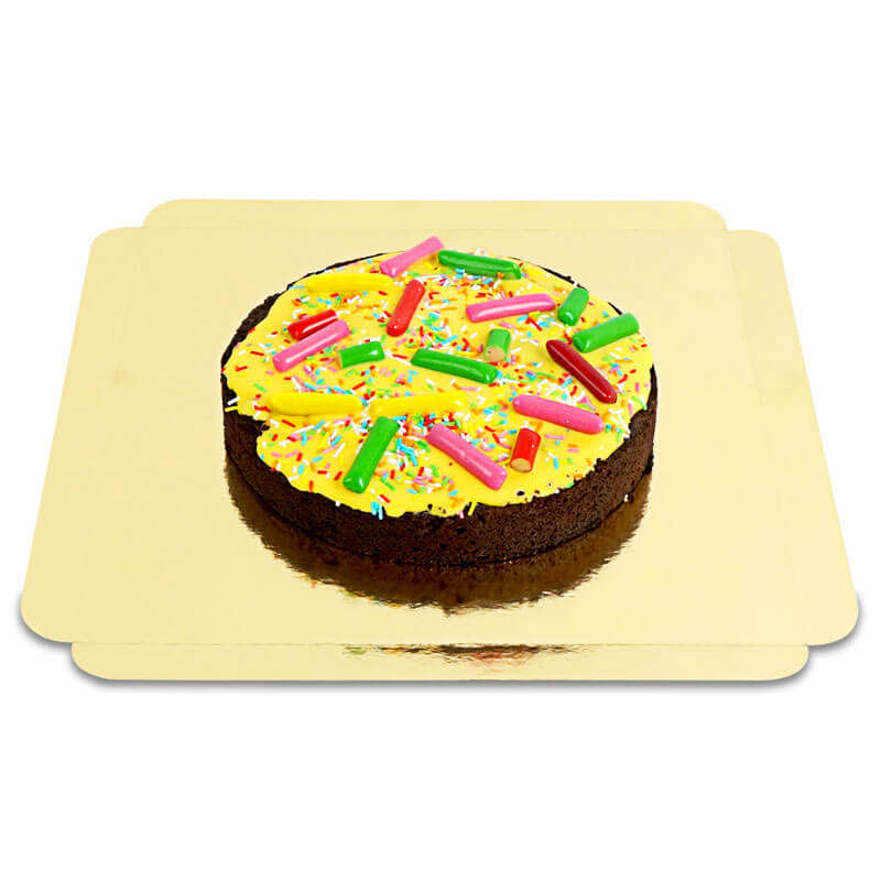 Brownie-tÄrta med kaubonbon-dekoration