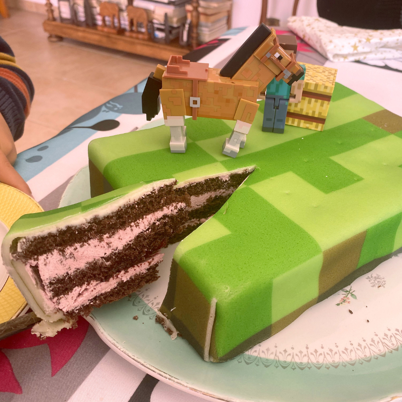 Minecraft®-figur på spelvärldstårta
