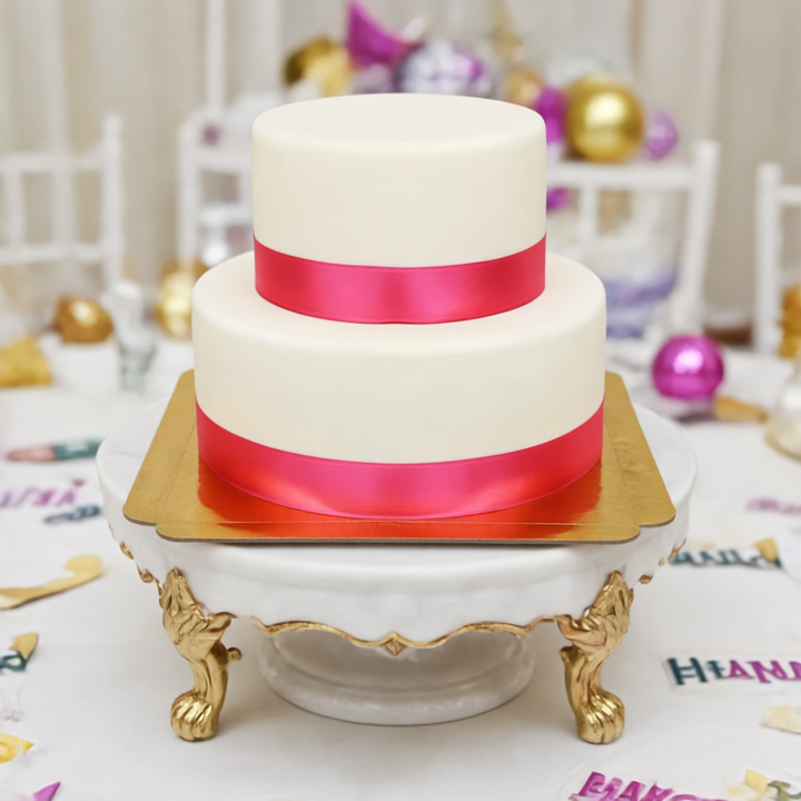 2-stockige-weisse-Deluxe-TortemitTortenband