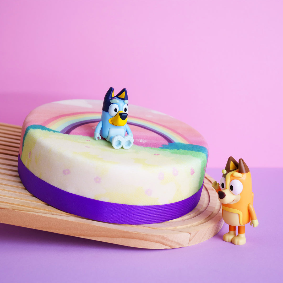 Bluey®-figur på regnbågstårta