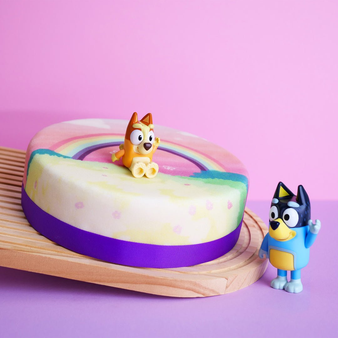 Bluey®-figur på regnbågstårta