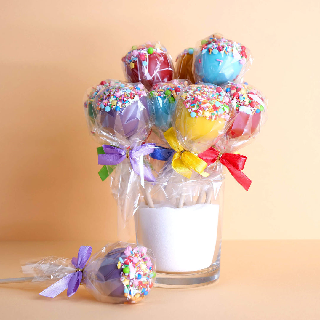 Bunte Cake-Pops mit Streusel-Konfetti (12 Stück)