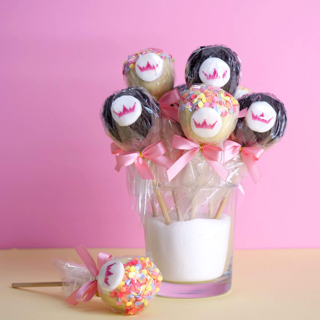 Cake-Pops med Logotyp, Red Velvet & Jordnötssmör (12 st)