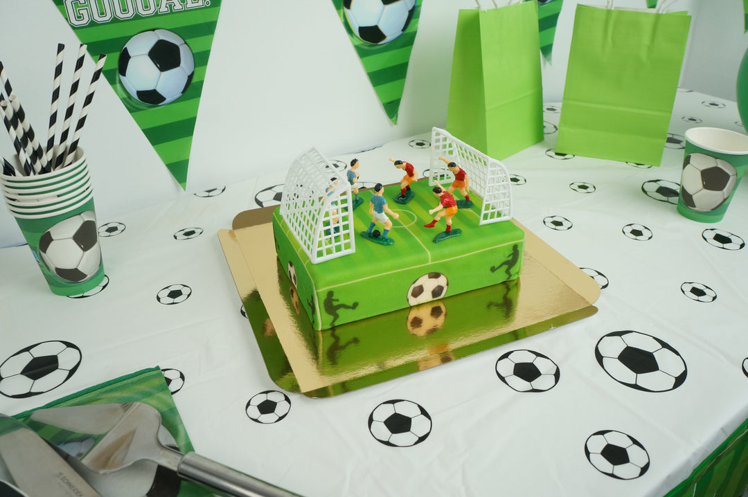 Fotbollsplanstårta med fotbollsspelare