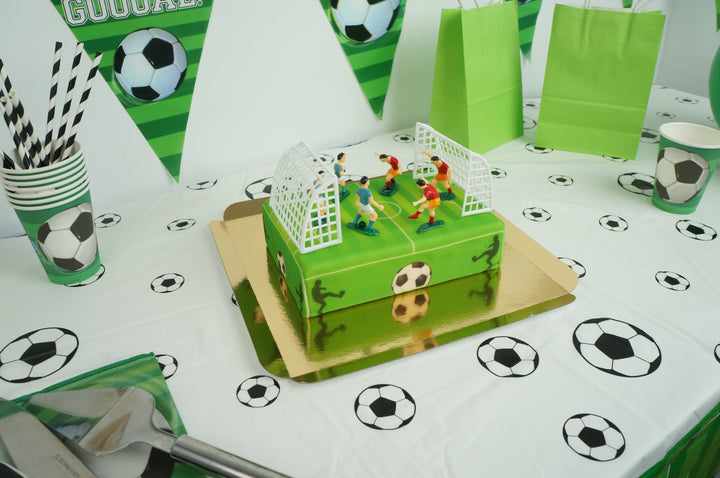 Fotbollsplanstårta med fotbollsspelare