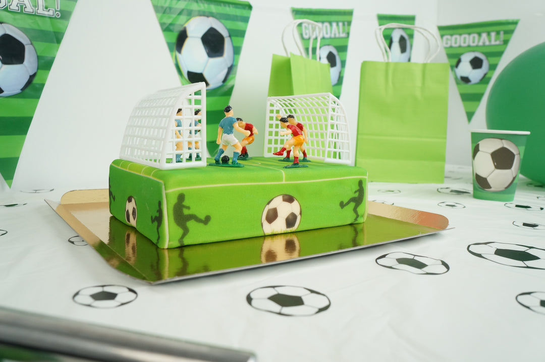 Fotbollsplanstårta med fotbollsspelare