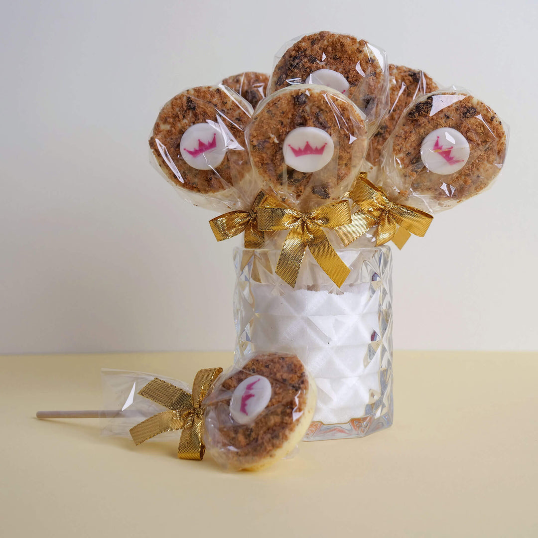 Klubbor med vit choklad & cookie crumble med logotyp (10 st)