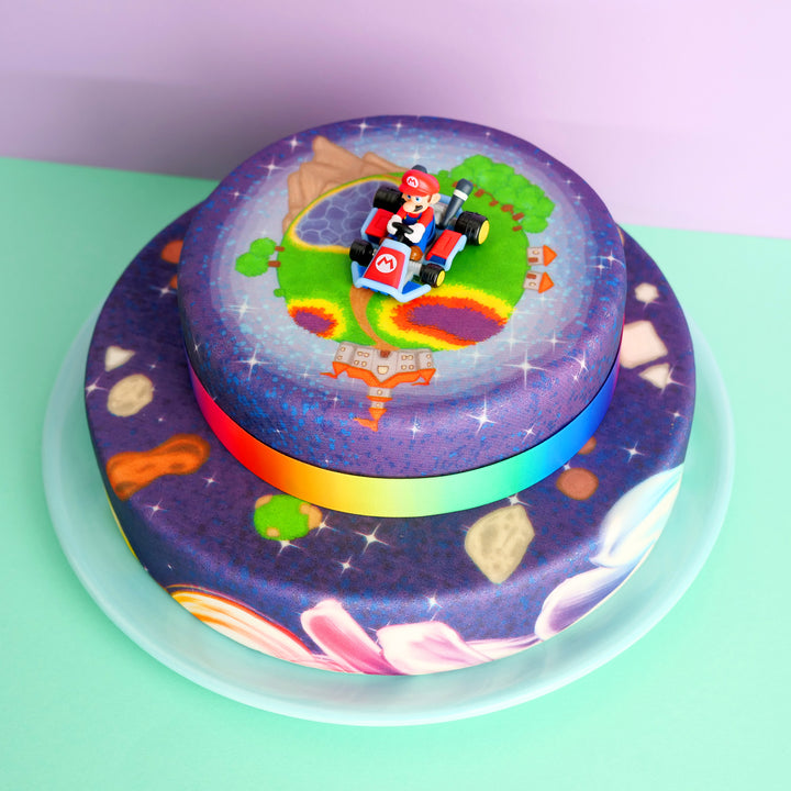 Mario Kart® på en målad planet-tårta i två våningar
