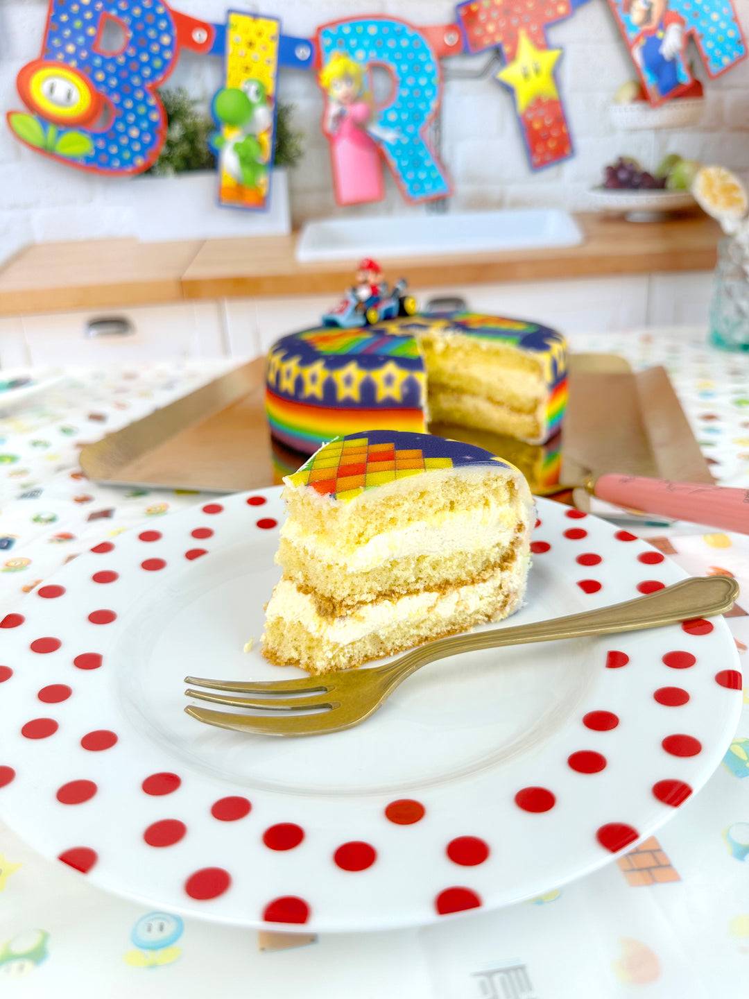 Mario kart® på regnbågsbana-tårta