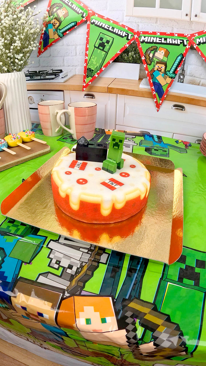 Minecraft®-figur på rund TNT-tårta