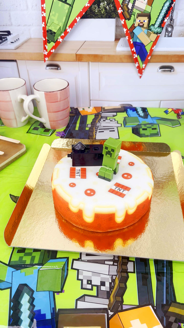 Minecraft®-figur på rund TNT-tårta