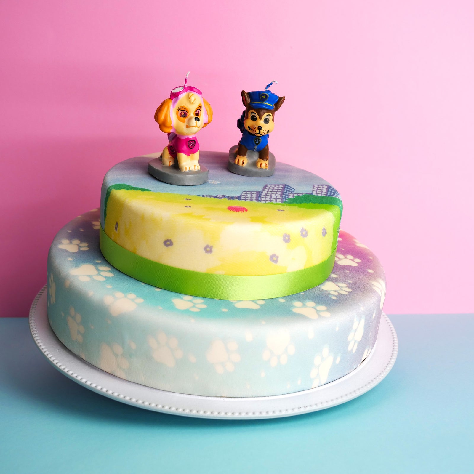 Paw Patrol® på en tvåvånings färgglad ängstårta