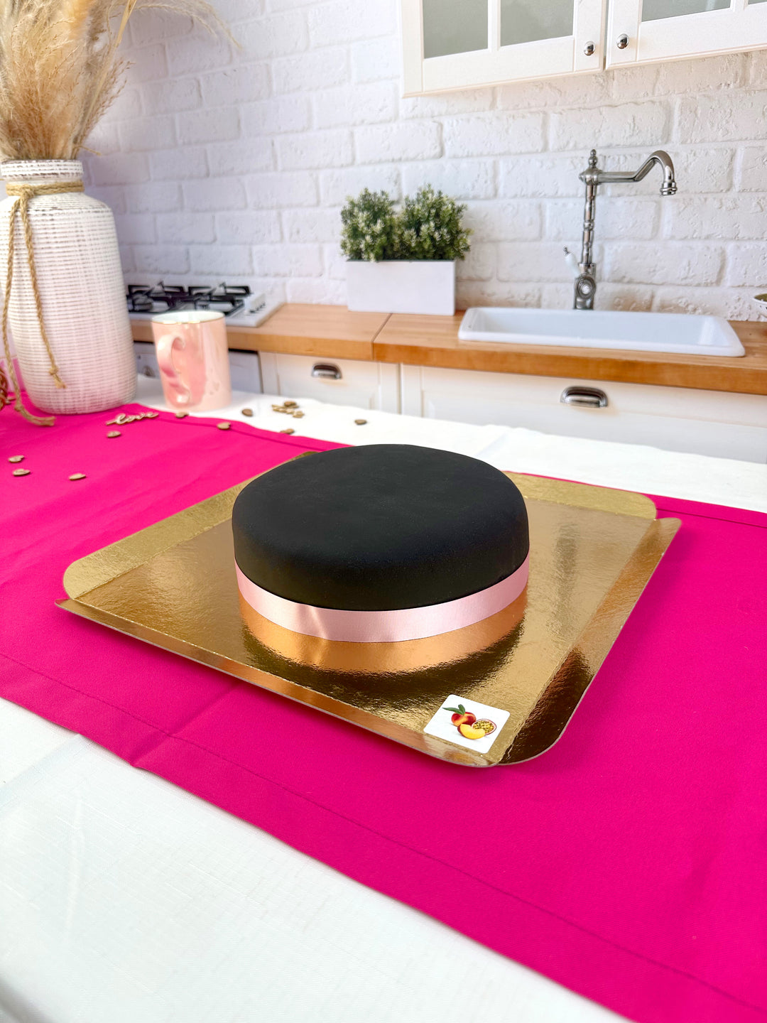 Svart tårta med tårtband