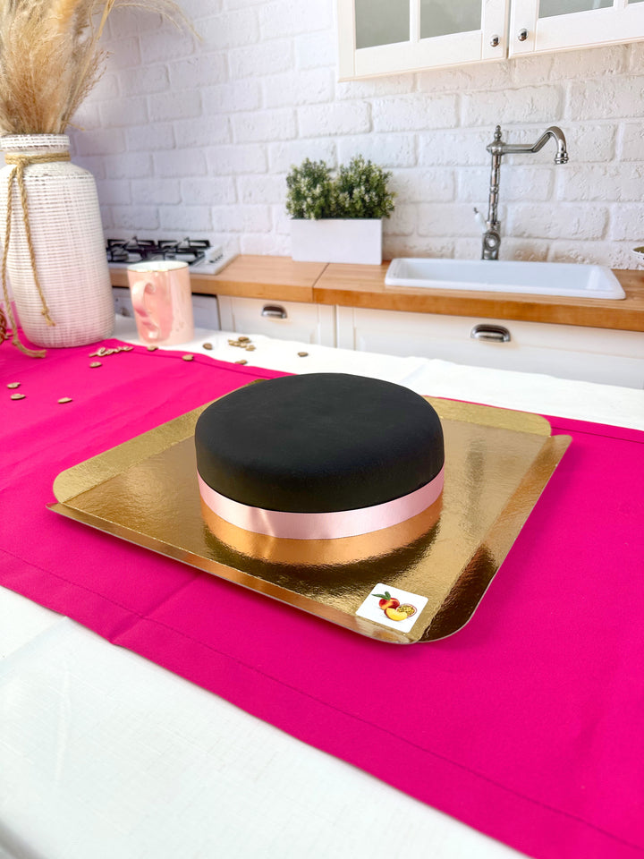 Svart tårta med tårtband