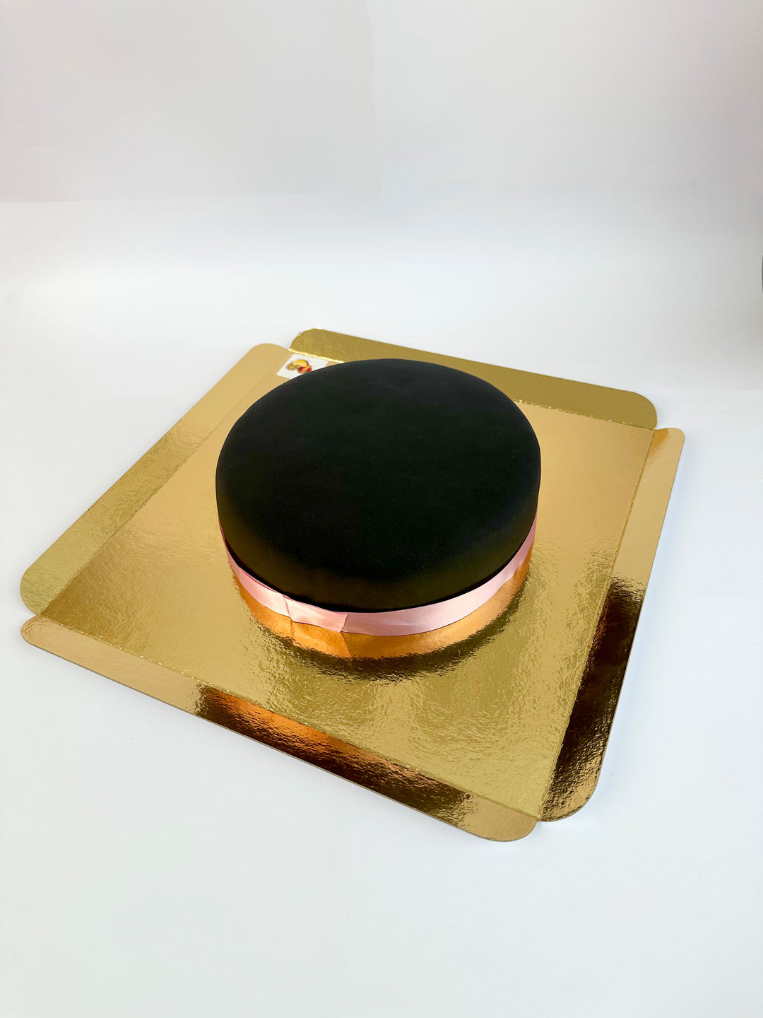 Svart tårta med tårtband