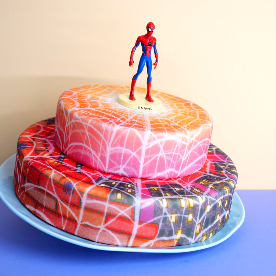Spider-Man® på en tvåvånings spindelvävsvävd stadskvällstårta
