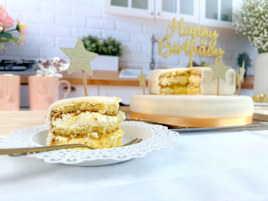 Vit tvåvåningstårta med tårtband