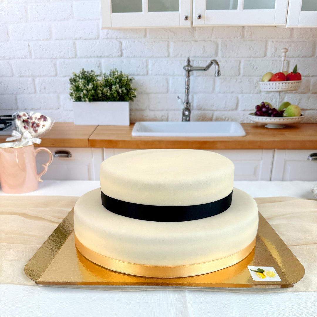 Vit tvåvåningstårta med tårtband