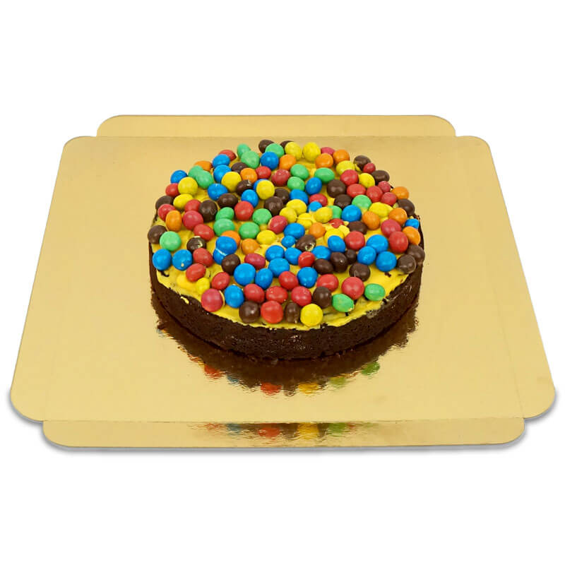Brownietårta med crispy chokladdragéer 