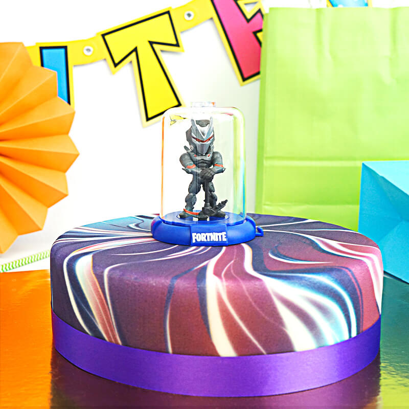 fortnite figur auf galaxie torte