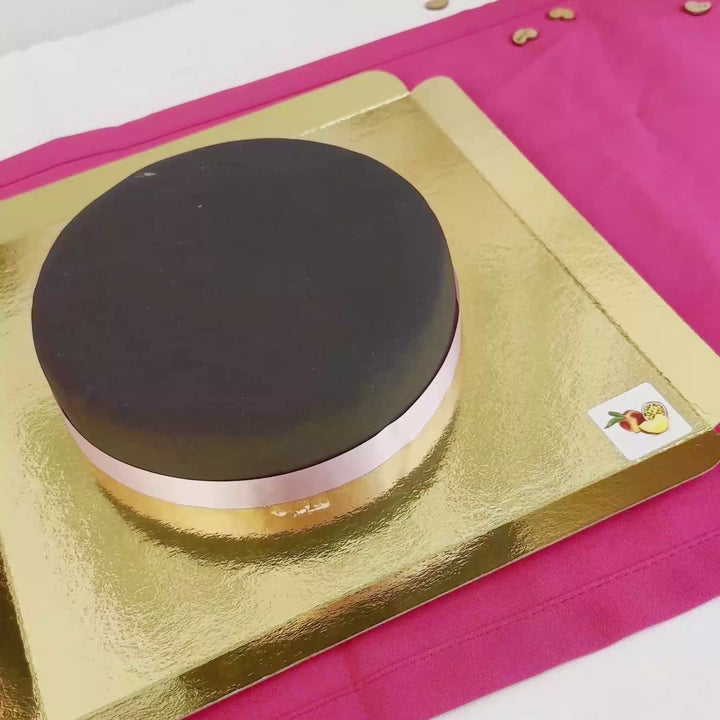 Svart tårta med tårtband