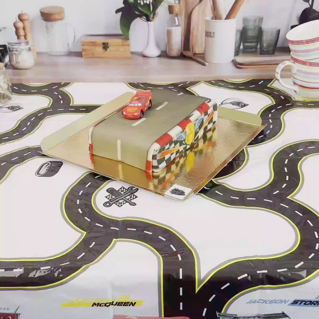 Blixten McQueen® från Bilar® på bilbanetårta