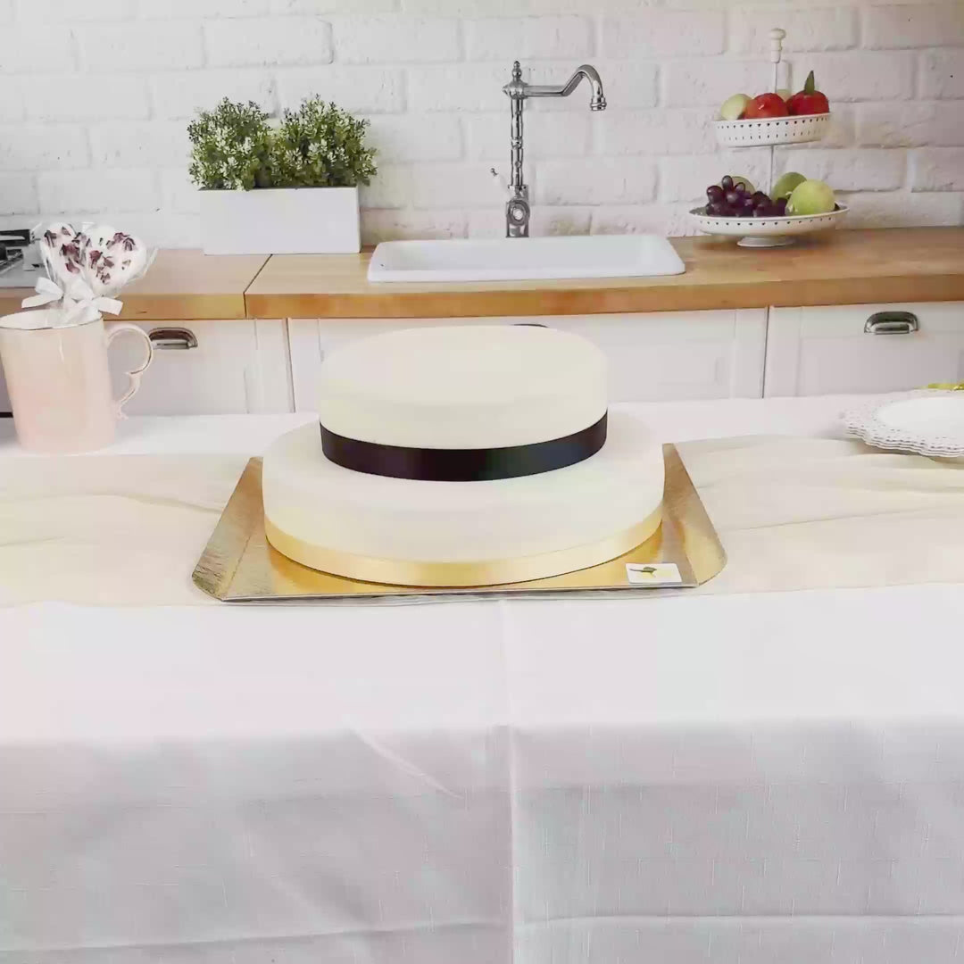 Vit tvåvåningstårta med tårtband