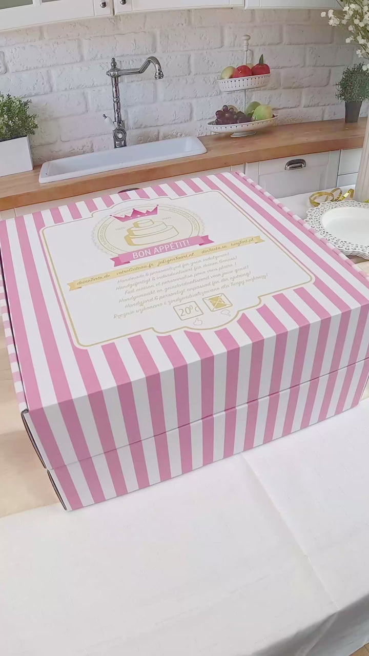 Vit tvåvåningstårta med tårtband