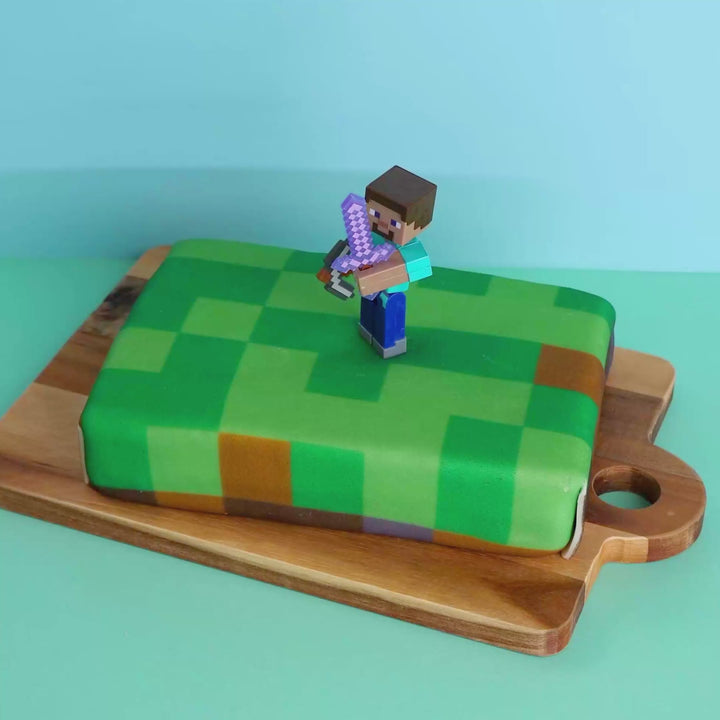 Minecraft®-figur på spelvärldstårta