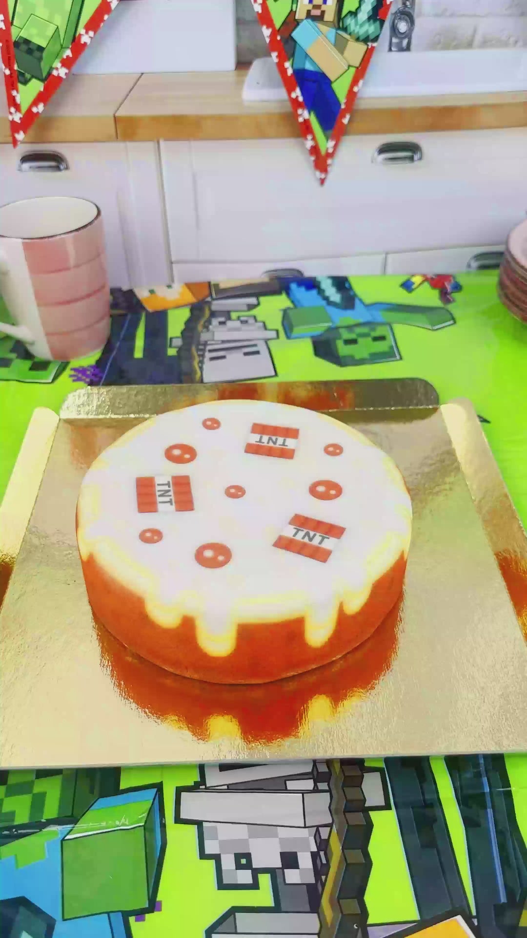 Minecraft®-figur på rund TNT-tårta