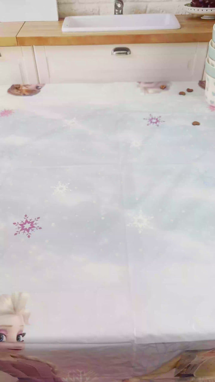 Anna®, Elsa®, Olof® & Sven® från Frost® på tvåvåningstårta